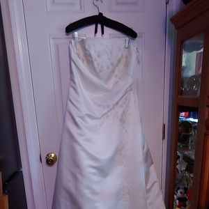 A Gorgeous David's Bridal Wedding Dress Size 12